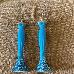 16 inch blue jewelry holder with little sparkles on the blue gown